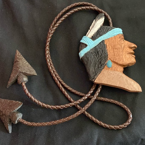 Hand carved and painted Ellis Johnson Wood Bolo tie-Rare!! - Picture 2 of 7